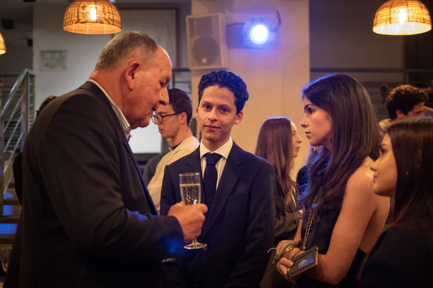 Un entrepreneur échange avec des étudiants autour d’un verre, lors d’un afterwork Eurêka.