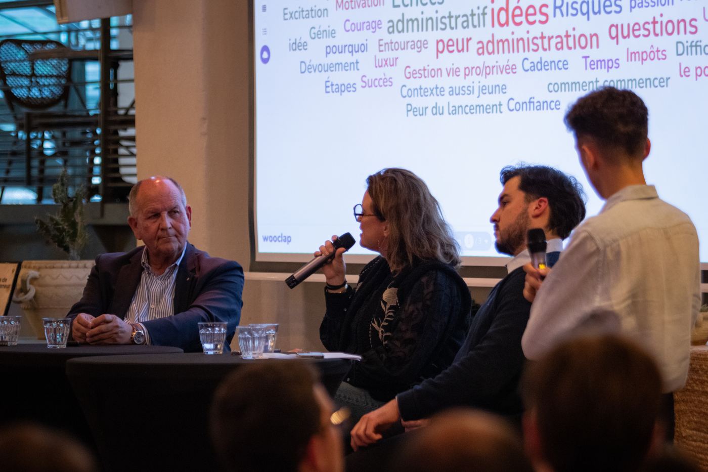 Quatre intervenants débattent, micro en main, lors d’une table ronde Eurêka.